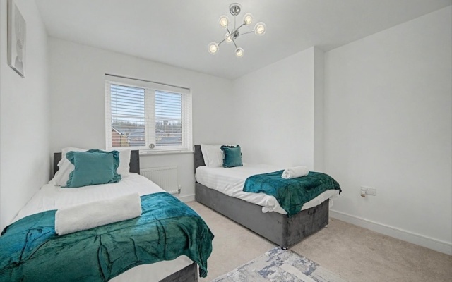 4-bed House, Sleeps 9 w/ Garden and Parking