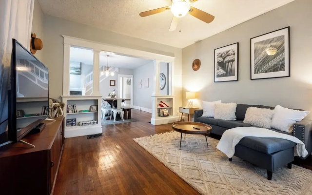 Spacious Duplex for 14 in Downtown
