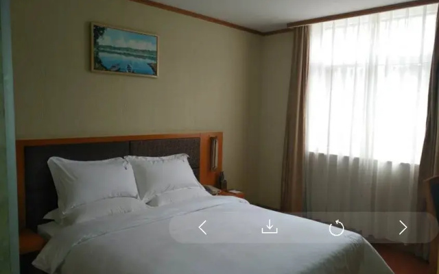 Huhua Hotel (Jiaotong University Jiangchuan Road Metro Station)