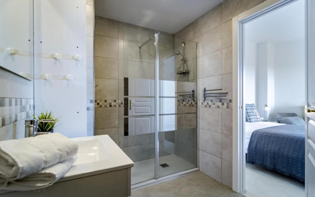 LL- Cozy apartment just next to the beach