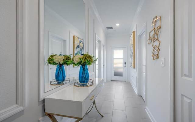 Luxury Chic Modern Home Prime Location