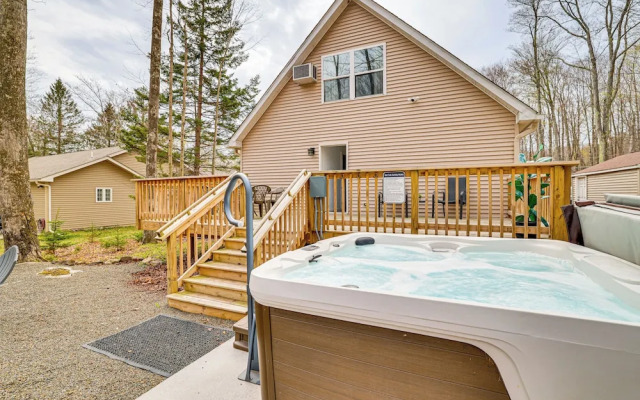 Hot Tub + Decks: Tree-lined Retreat in Pocono Lake