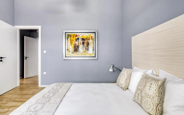 Spacious flat with courtyard and private parking!