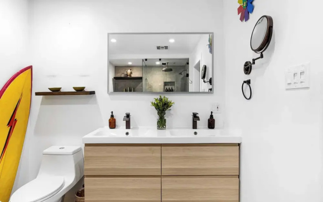 Chic LA Hideaway w/ Soaking Tub, Firepit Lounge & Tranquil Backyard
