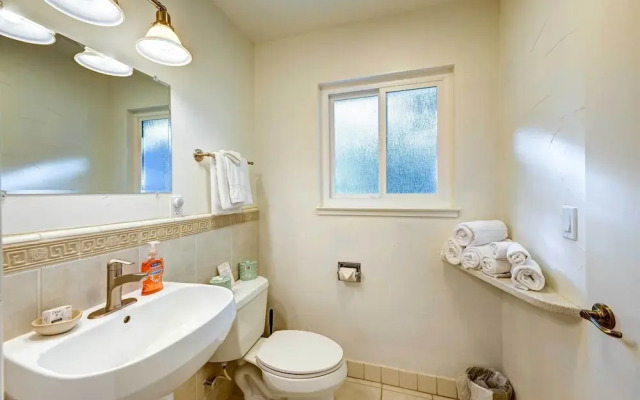 Dog-friendly Oakhurst Home: Walk to Downtown!