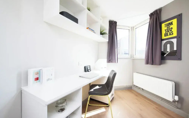 Student Only Ensuite Room in Apt London