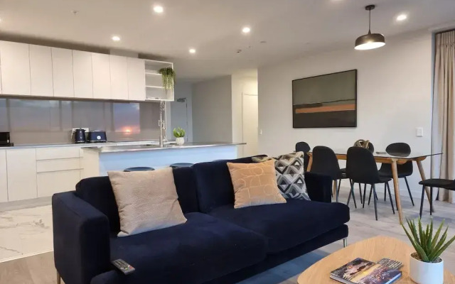 Luxe Apt w Harbour-Sunset Views -Parking