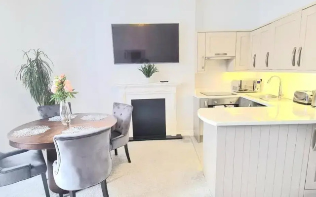 Spacious 3 bedroom flat near the sea