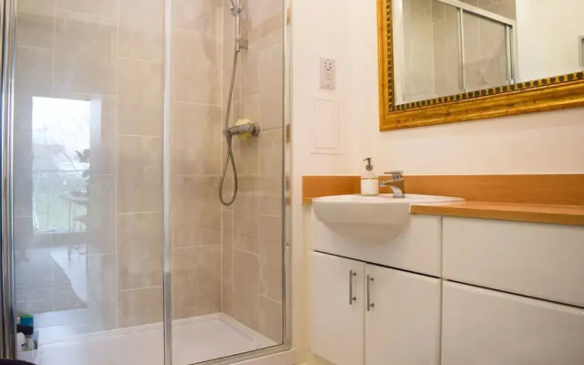 Modern 1 Bedroom House in Pontoon Dock