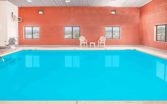 Super 8 by Wyndham Van Buren/Ft. Smith Area