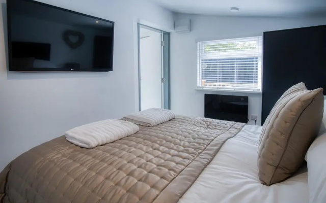 Cedars Lodge - Hot Tub - Penally - Tenby