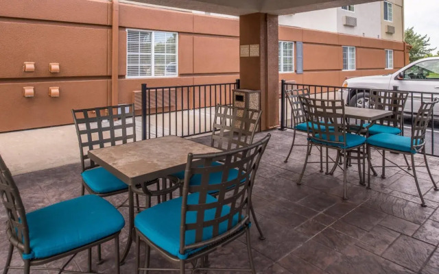 Candlewood Suites Topeka