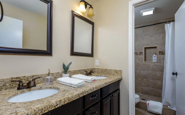 New Spacious Updated 5 Bedroom Home Pool