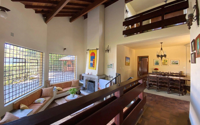 Casa com forno de pizza e vista para as montanhas