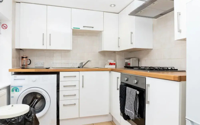 Comfy, 2 Bed House, Sleeps 6 with Garden and Free Parking in Cheltenham