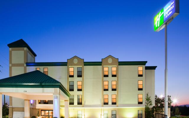 Holiday Inn Express Fort Bragg, an IHG Hotel