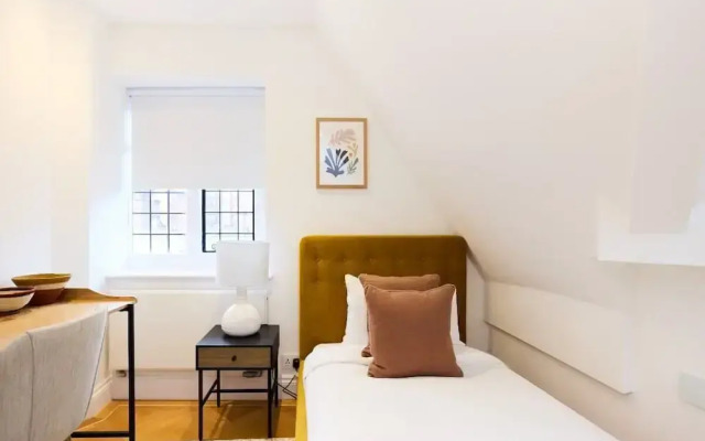 The Charm of Chelsea - Modern 4bdr With Shared Courtyard