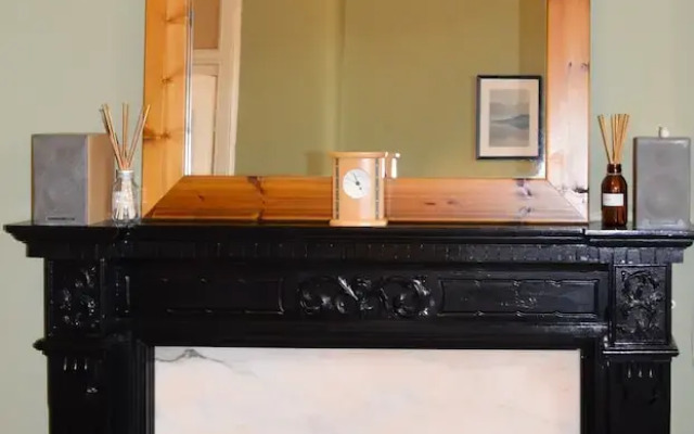 Colourful 1 Bedroom Apartment Near Edinburgh Centre