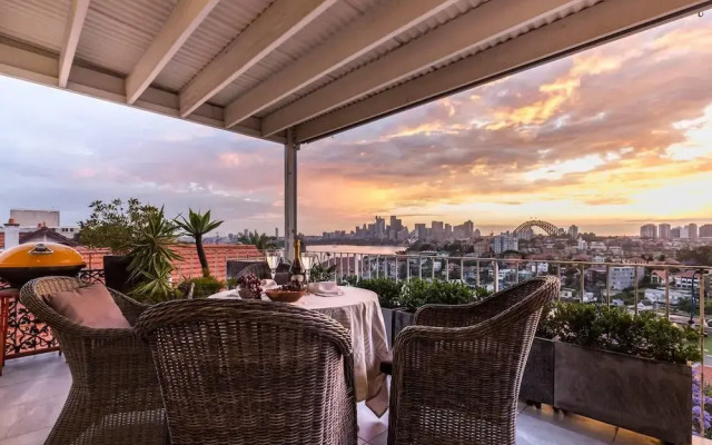 Deco Penthouse With Sydney Harbour Views