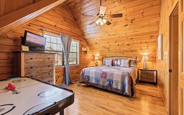 Bear Hideaway Cozy 3BR Cabin - фото 4