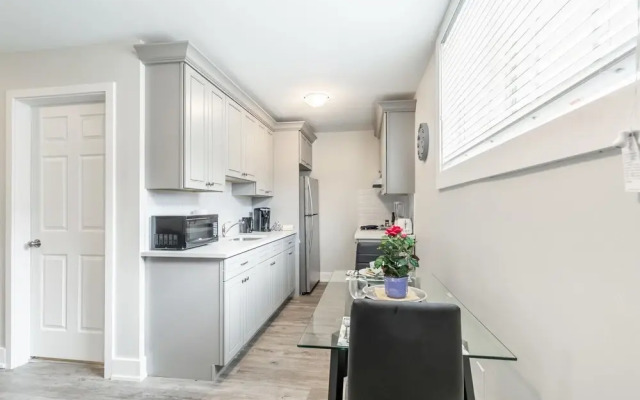 Modern Rustic 1BR Boutique Apt Within DT Hamilton