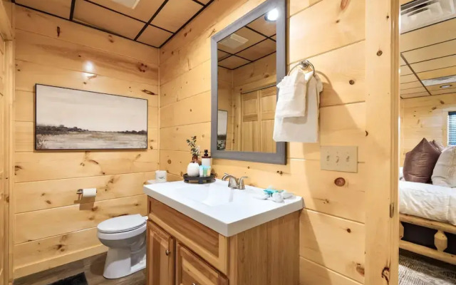 Parkway Paradise w Private Hot Tub