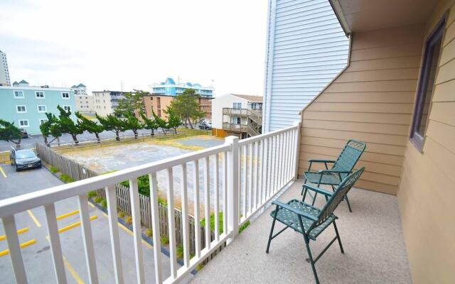 Seal Beach 13n 3 Bedroom Townhouse by RedAwning