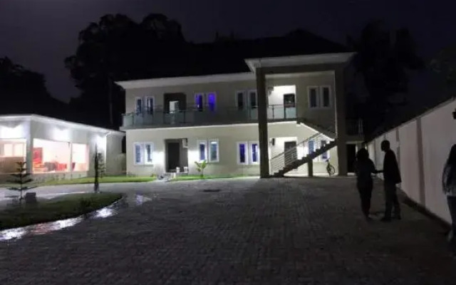 The Point Hotel & Suites