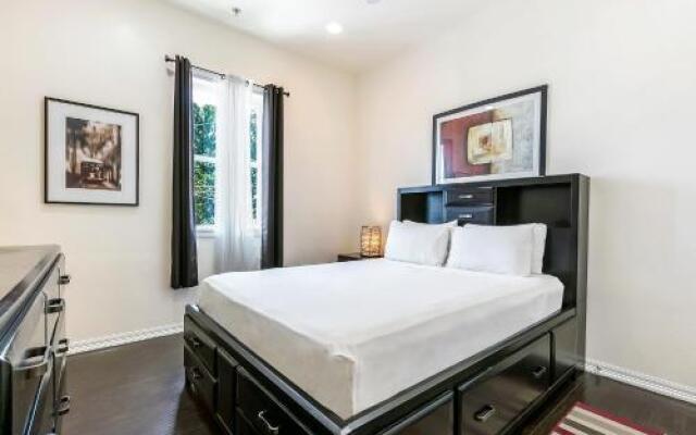 Spacious 4BD Luxury Penthouse with Balcony