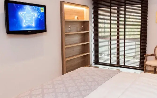 Minimalist 1 BR Apt Next to the Park