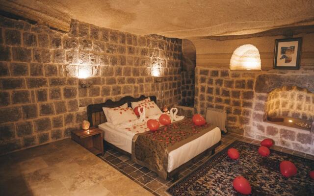 Kapalos Cave Suites