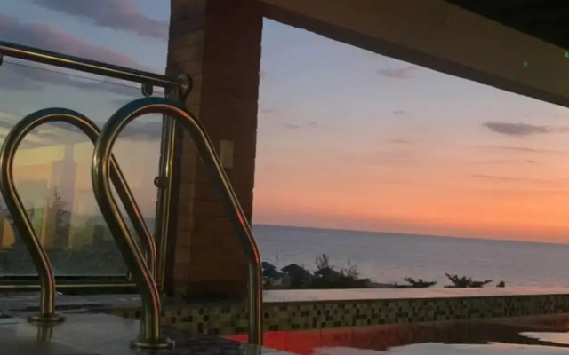 The Palms Resort & Bar