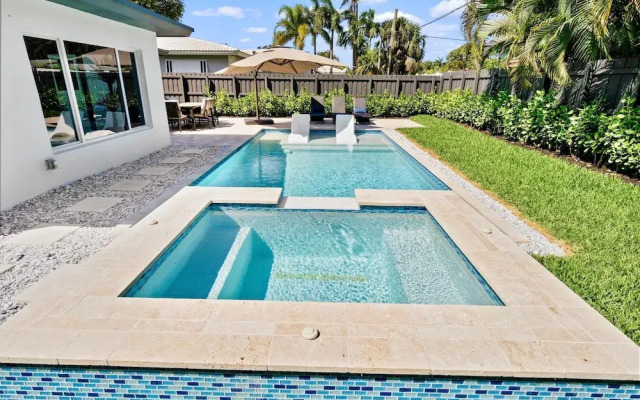 Stunning Poolside Luxury Retreat