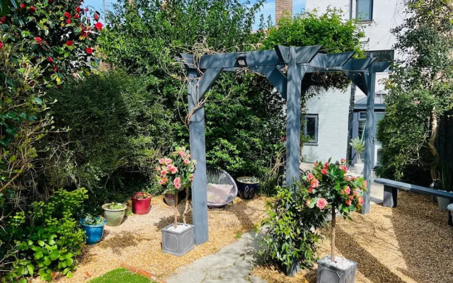 Housesleeps7-parking-garden-fireplace-beachnearby