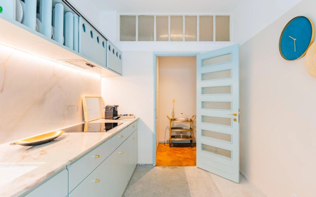 UNIQUE Modernist Duplex apartment & PARKING