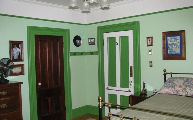 Gower Manor Historical Bed & Breakfast