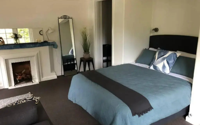 East Melbourne City Studio - Amazing Location & Sunny Charm
