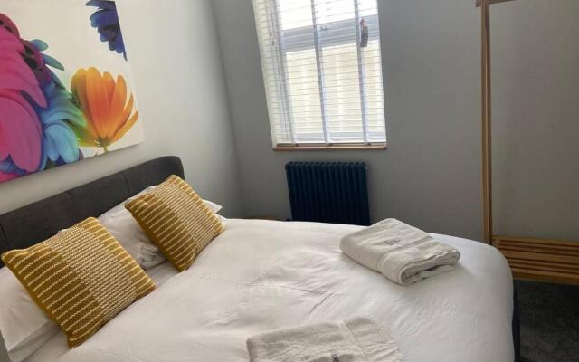 Central, stylish 3 bed apartment with sea views