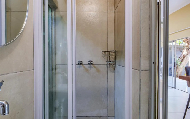 Private Studio flatlet, Uncapped Wifi, Netflix,Full DSTV