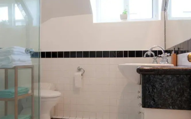 Lowena Cafe and Accommodation