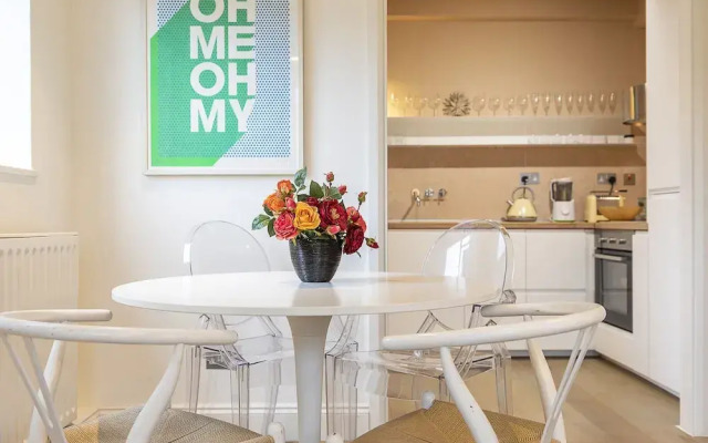 Modern 2BR Flat Minutes From Kensington Gardens