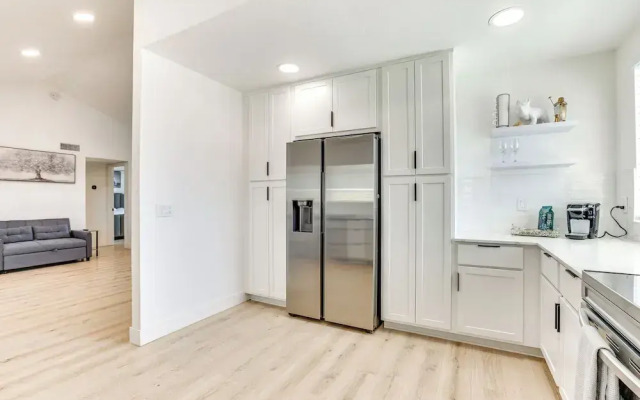 Glendale Home w/ Pool, Basketball + Bbq!