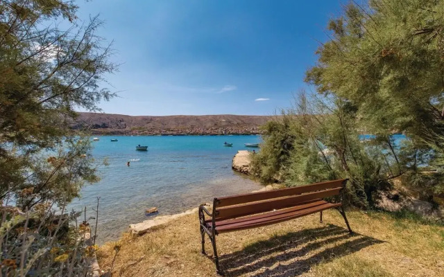 Beautiful Home in Pag With Wifi and 6 Bedrooms