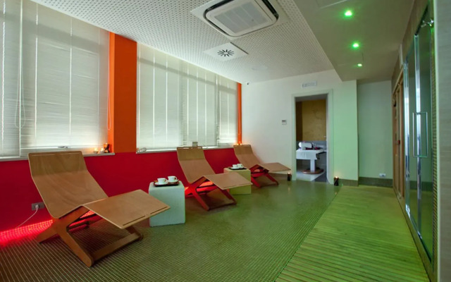 Breaking Business Hotel