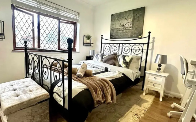 3 Bedroom Homely Retreat Near Slough