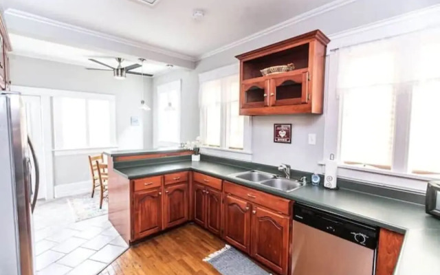 29th Street Trendy Lakeview Craftsman 8