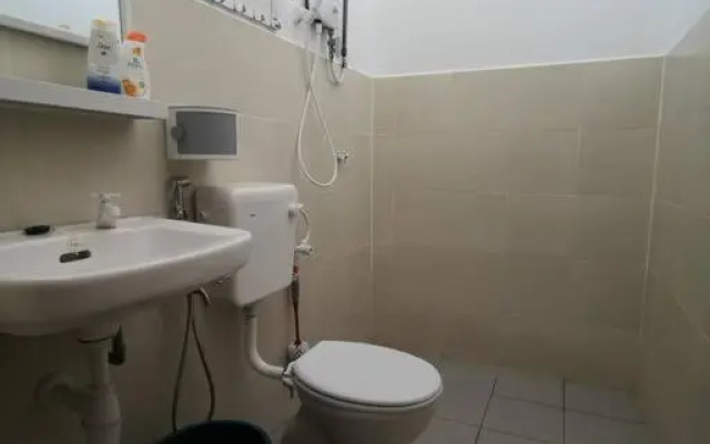 MODERN , SPACIOUS GAMBANG UMP 18 Guest House