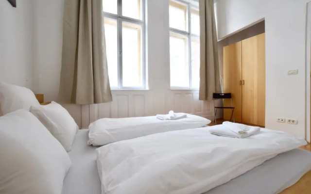 Standard Apartment by Hi5 - Fővám square