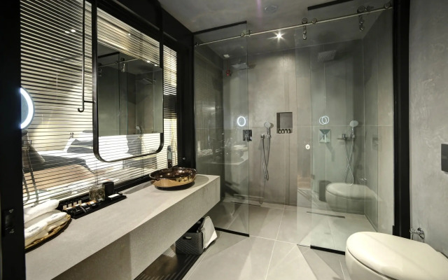 39 Kalamis Marina Hotel