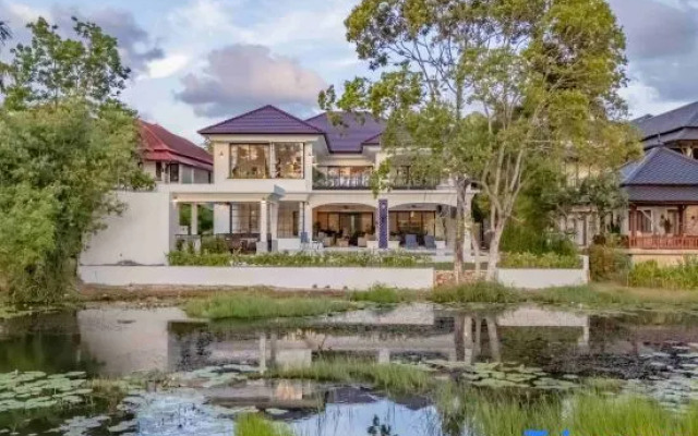 Villa Viola 7 Bedroom, Fully Staffed, on the Golf Course